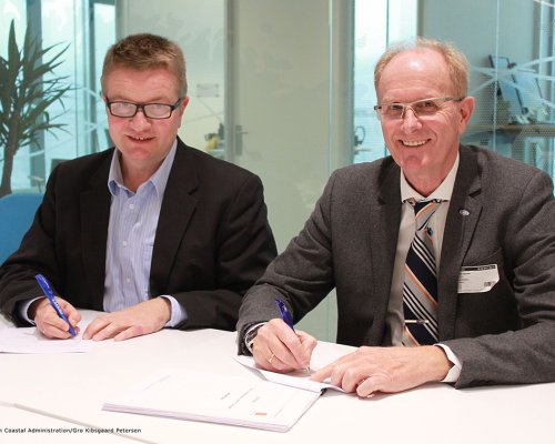 Arve Dimmen, Director of Maritime Safety at the Norwegian Coastal Administration and Morten Gjersøe signing the contract.