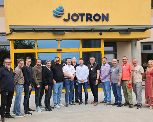 15 representatives from Jotron and Sakaeronavigatsia in front of Jotron's office in Larvik.