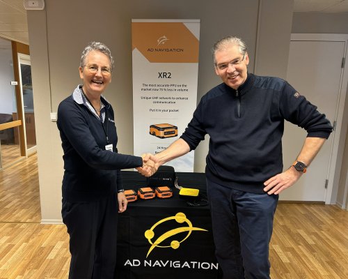 Merete Berdal, Jotron and Lorentz Ryan, AD Navigation shaking hands.