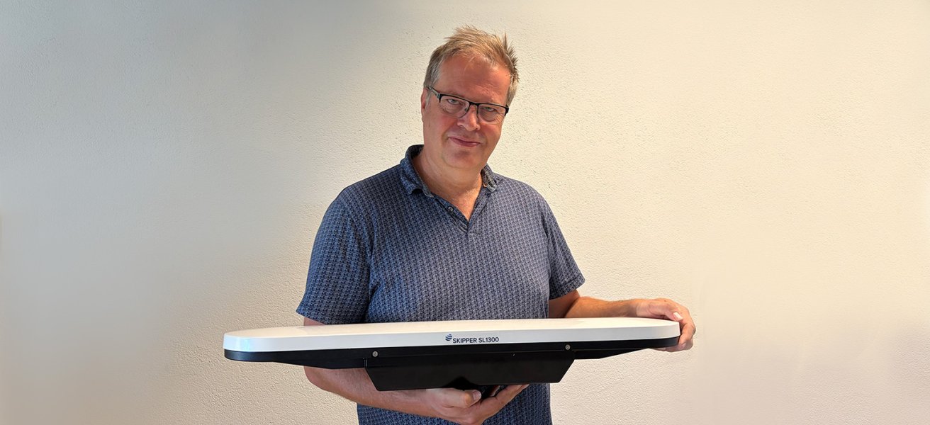 Paul Connelly Technical Director at Jotron holding the SKIPPER SL1300 antenna.