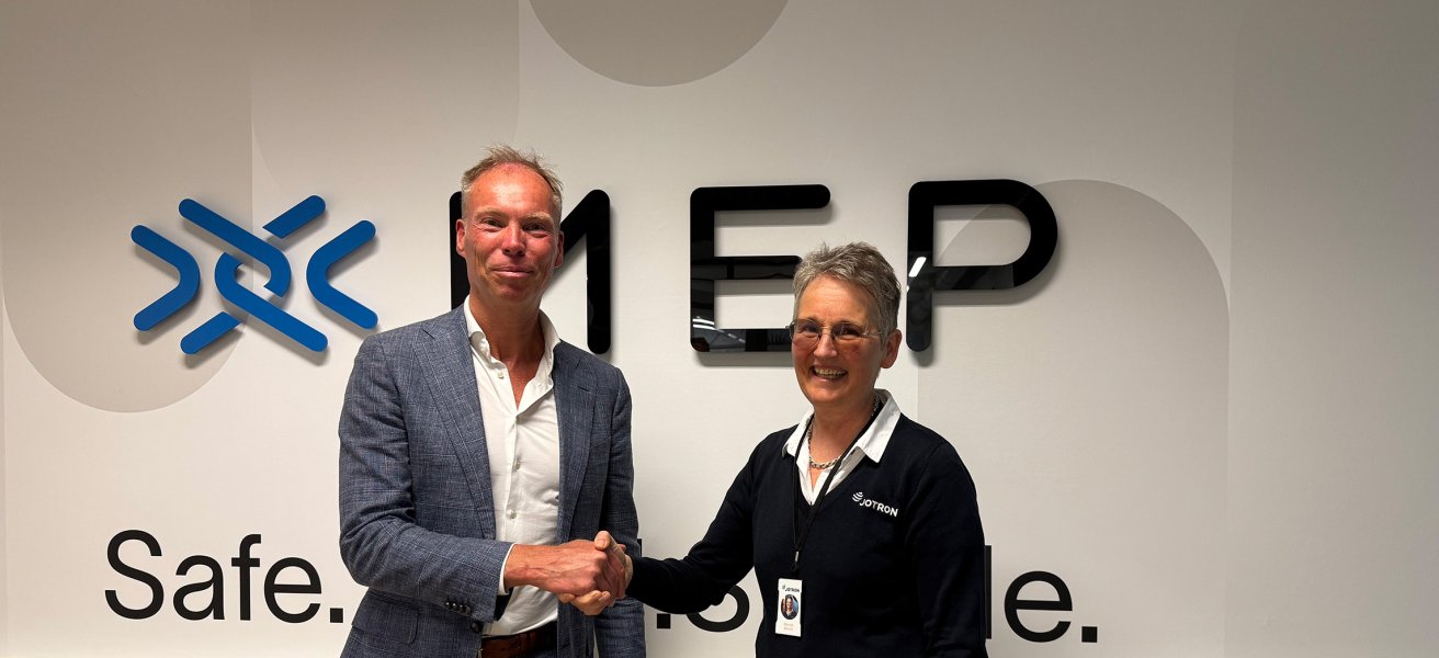 Werner Van Eck and Merete Berdal shaking hands.