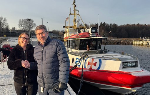 https://www.jotron.com/news-insights/jotron-lanserer-lokasjonsprodukt-for-effektiv-lokalisering-av-fiskeribruk/_/image/39980e88-5622-403e-83b7-2788a0723d4d:182da4985f615d98fe88ad57df352cde585215f4/block-510-323/RS-jotron-hansdshake.jpg