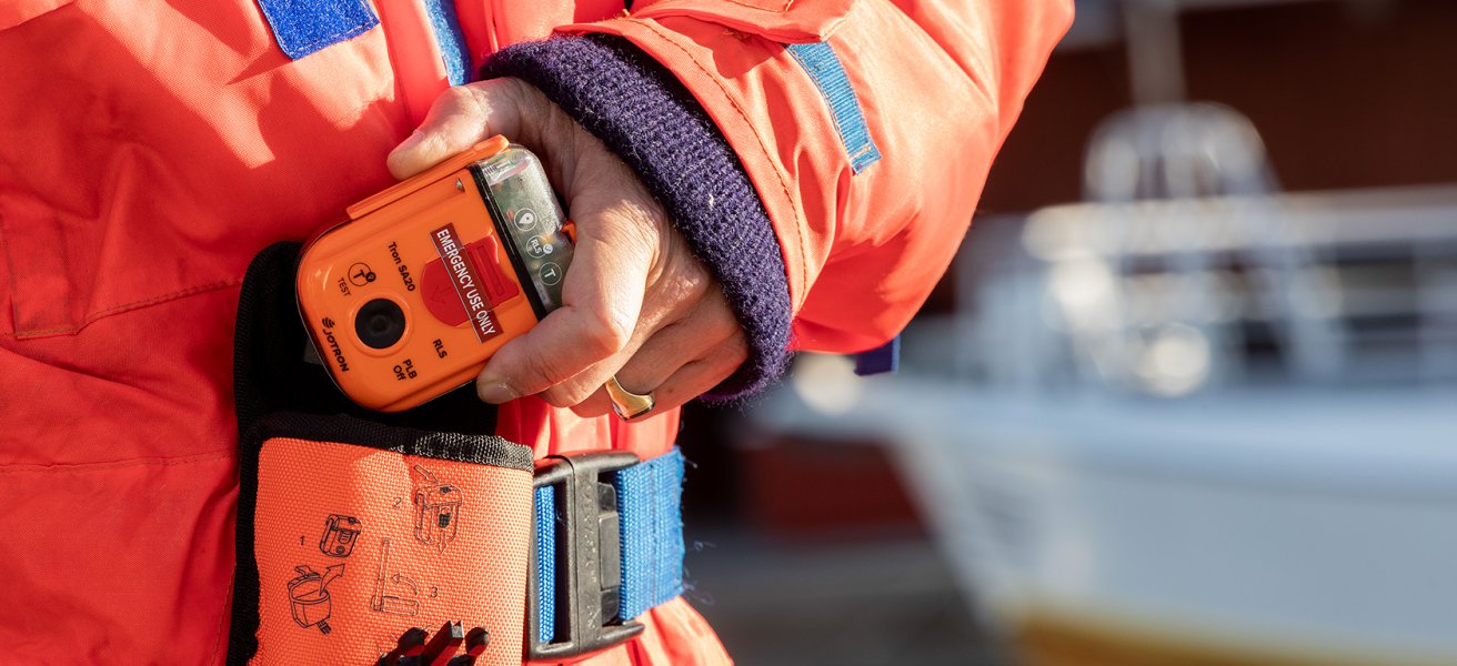 https://www.jotron.com/news-insights/personal-locator-beacon-ensures-outdoor-safety/_/image/6d7bab94-2ab7-4c12-966c-d7914d82efb0%3A0c9d3d64f209b9d54ff5f2f8673dddb5dcb1c870/block-1312-600/PLB%20ensures%20safety%20during%20outdoor%20activities.jpg